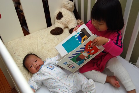 Sophie reading her favorite chinese book "Shiao yuan" to Oliver